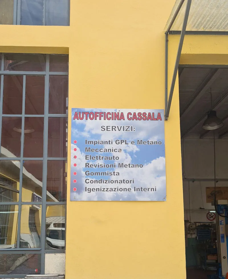 Ingresso e insegna dell'autofficina cassala specializzata in installazione impianti gpl metano